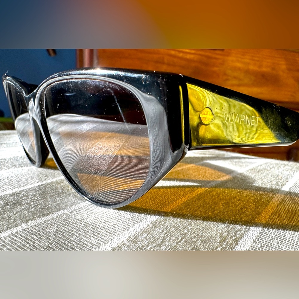 Vaurnet classic sunglasses, unisex. Dark brown and meant for a wider face.